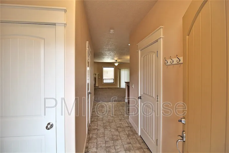 3 bed, 2.5 bath, 1600 sqft, $1,895 — Photo 2