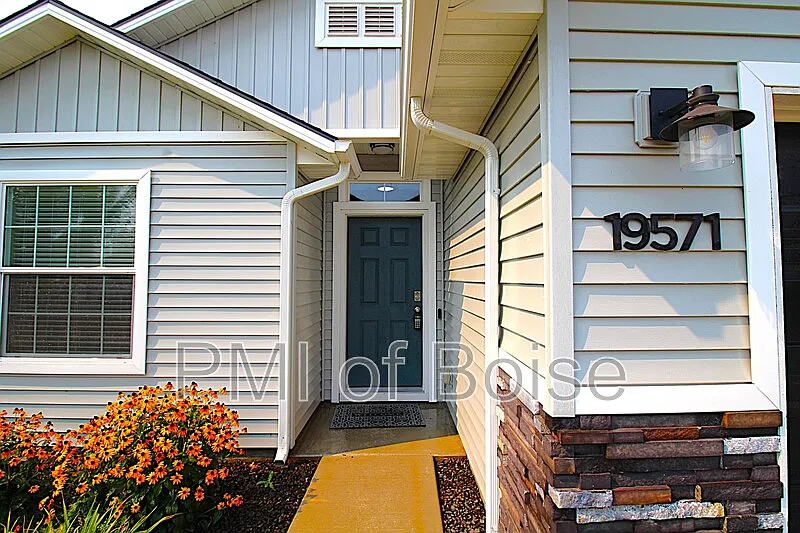 3 bed, 2.0 bath, 1699 sqft, $2,195 — Photo 3