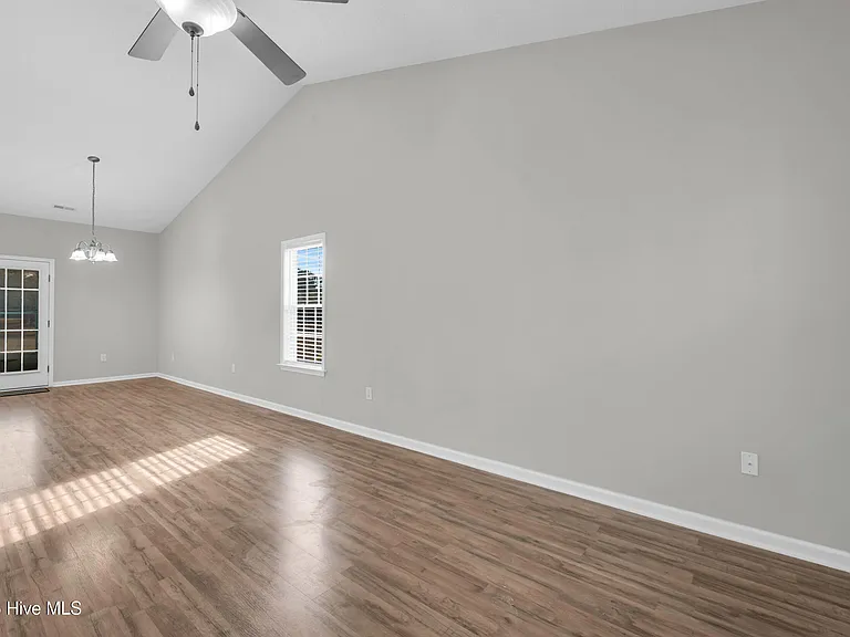 136 N Palm Dr — Photo 5