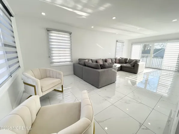 7 Berger Ave, Oakhurst, NJ 07755