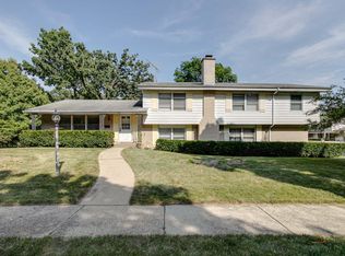 168 Blueberry Rd, Libertyville, IL 60048