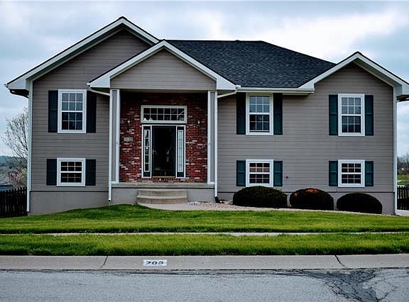 2nd image of 703 SW Brome Dr