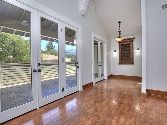 4th image of 2135 De La Vina St #B