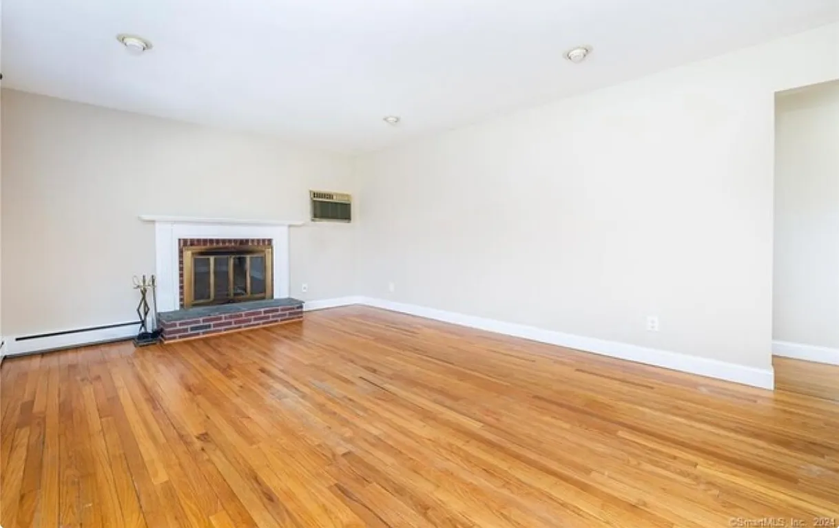 3 bed, 1144 sqft, $3,300 — Photo 2