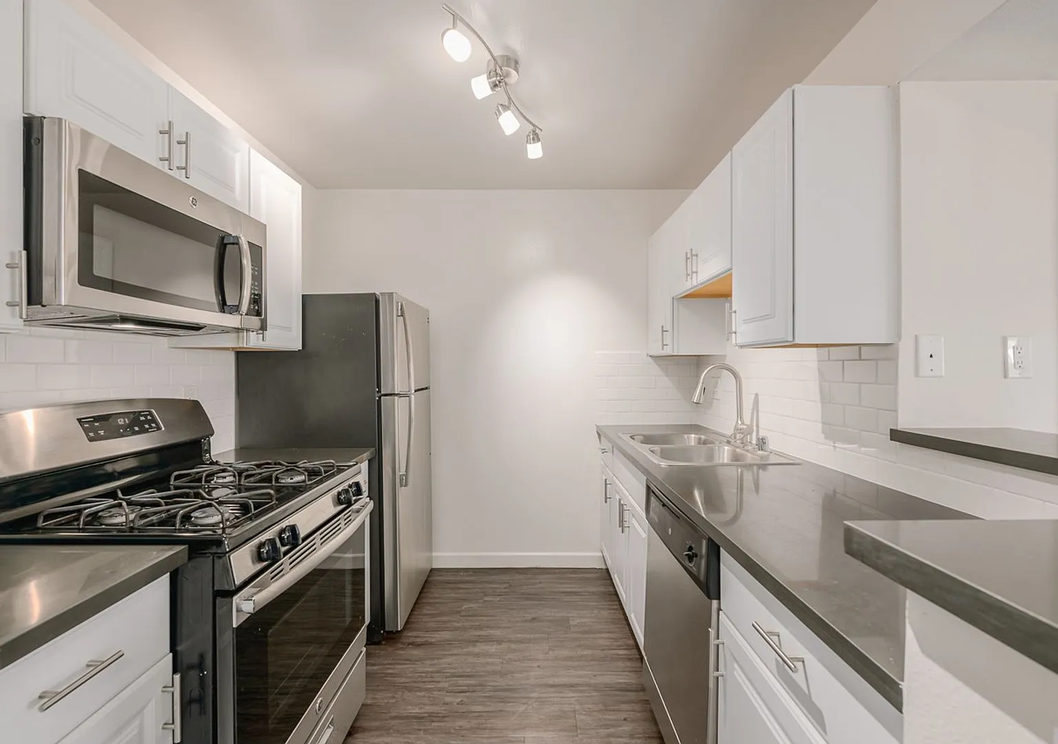 1725 Grismer Ave — Photo 2
