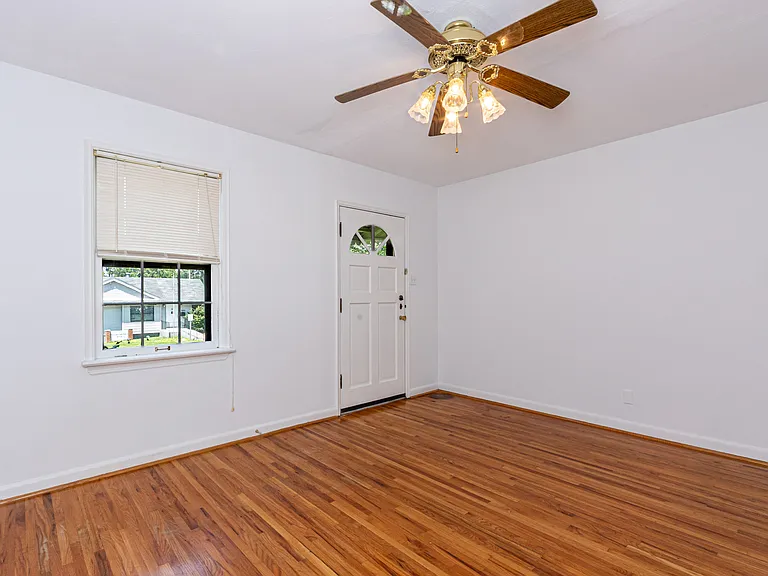 9046 Southview Ln — Photo 2
