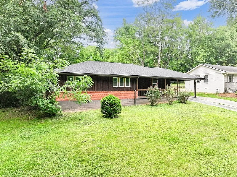 3 bed, 1.5 bath, $2,200 — Photo 2