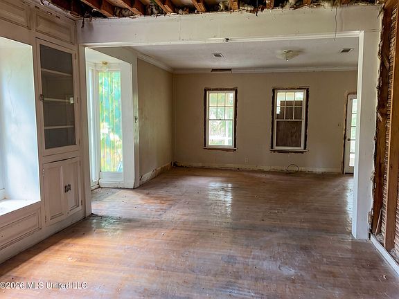 4th image of 407 Alta Woods Blvd