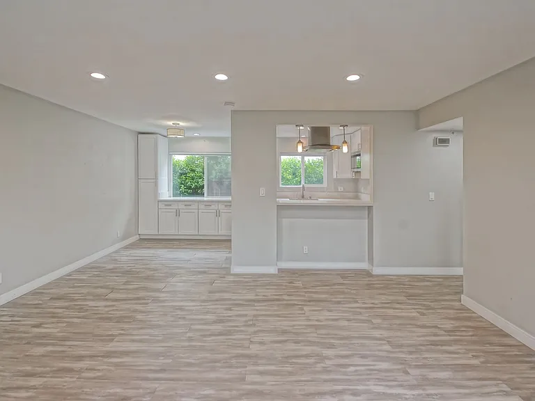 1923 Vanderbilt Ln — Photo 12