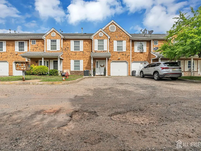 19 Delavan Ct — Photo 32