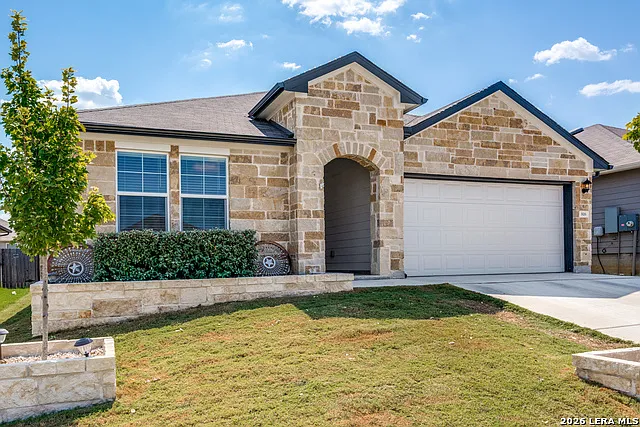 4 bed, 2.0 bath, 2032 sqft, $1,899 — Photo 2