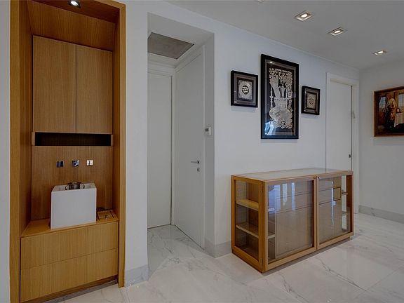5th image of 21035 NE 32nd Avenue