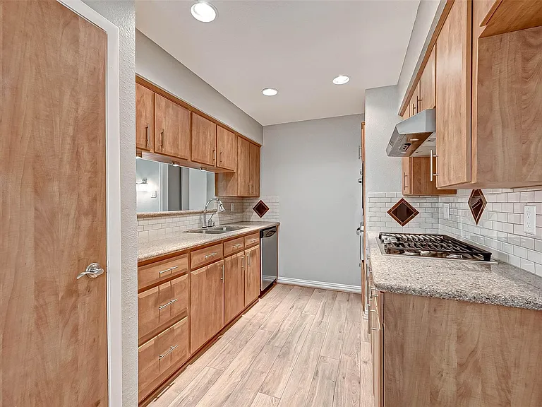 5806 Chrystell Ln — Photo 8
