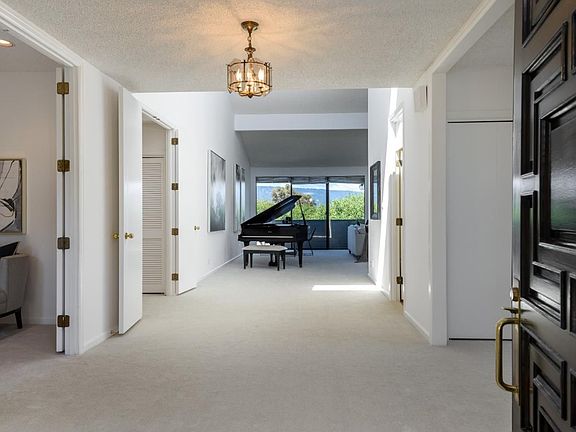 4th image of 8 Mansion Ct #722