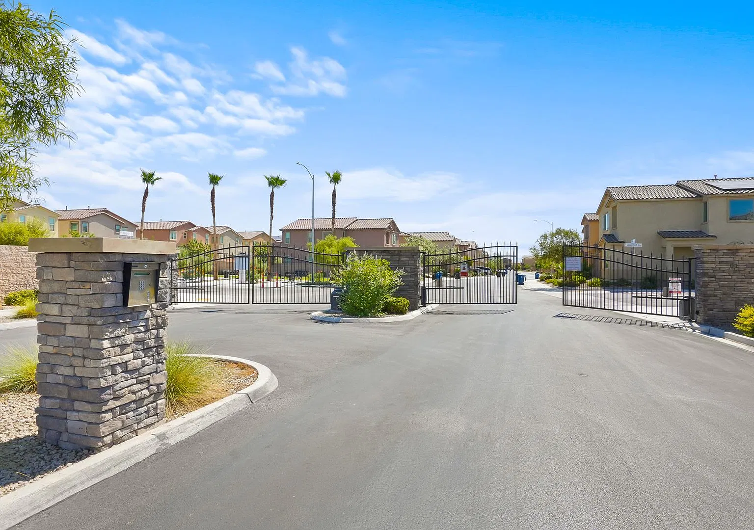 Stunning 4BD Home in Gated Community — Photo 2