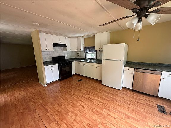 2nd image of 20 Tanglewood Park Dr