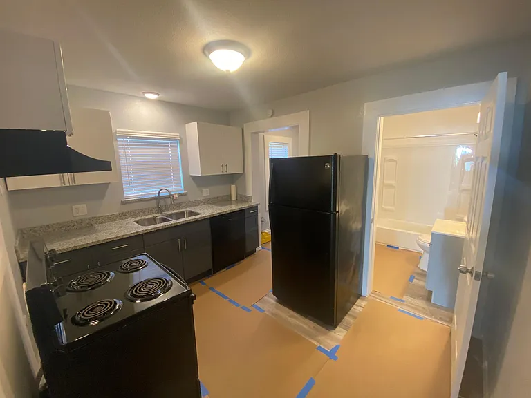 208 E Sterling St — Photo 5
