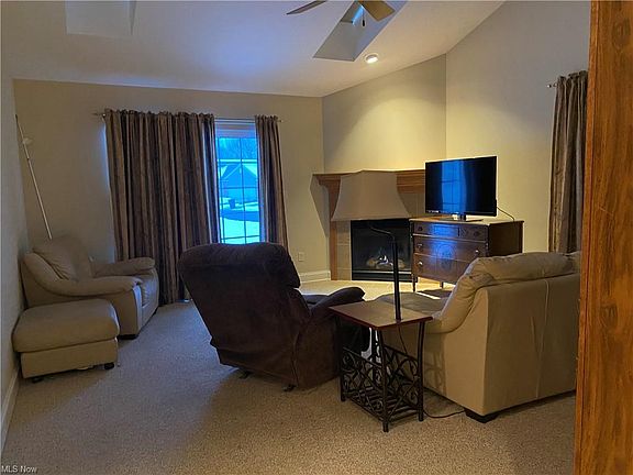 3rd image of 32 Wynstone Dr