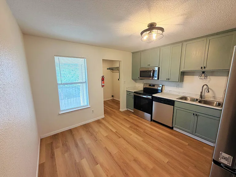 2217-2223 Breezy Dr #2221 — Photo 4