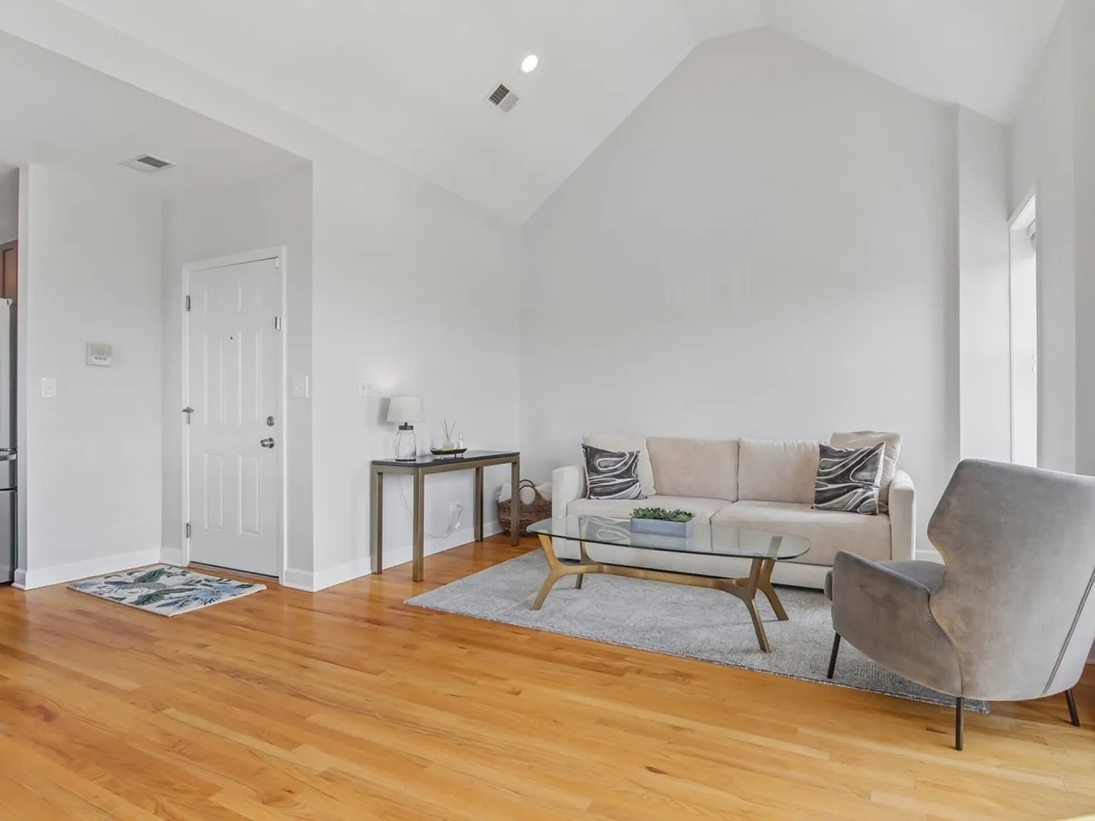 2 bed, 1300 sqft, $2,600 — Photo 3