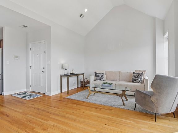 3rd image of 1015 S Western Ave APT 4