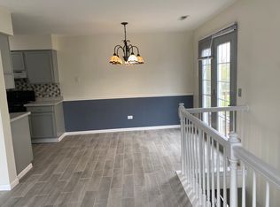 466 Village Creek Dr, Lake In The Hills, IL 60156