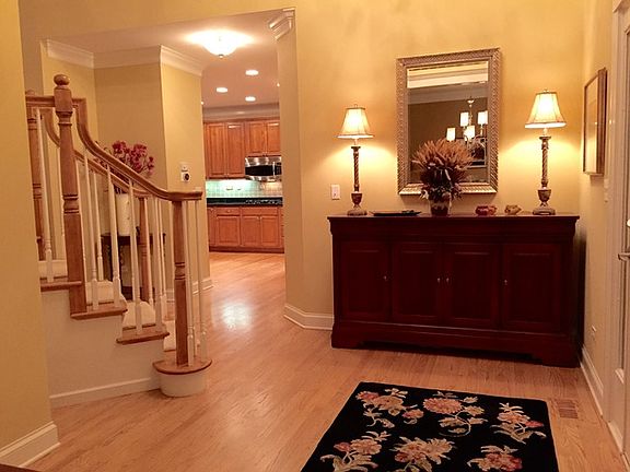 3rd image of 935 Oak Crest Ln