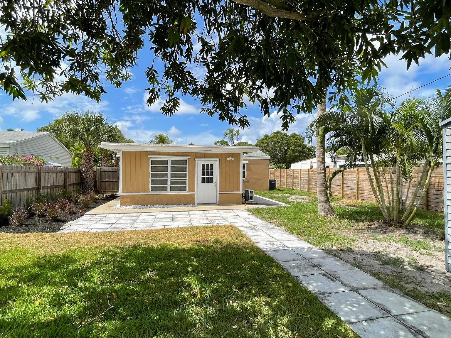 3 bed, 1.5 bath, 1260 sqft, $2,395 — Photo 2