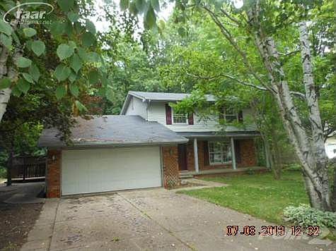 Welcome home to 5383 Squire Lane, Flint, MI  48506 and enjoy this spacious 5 bedroom, 3.5 bath home with over 2,850 sq. ft. of living space.