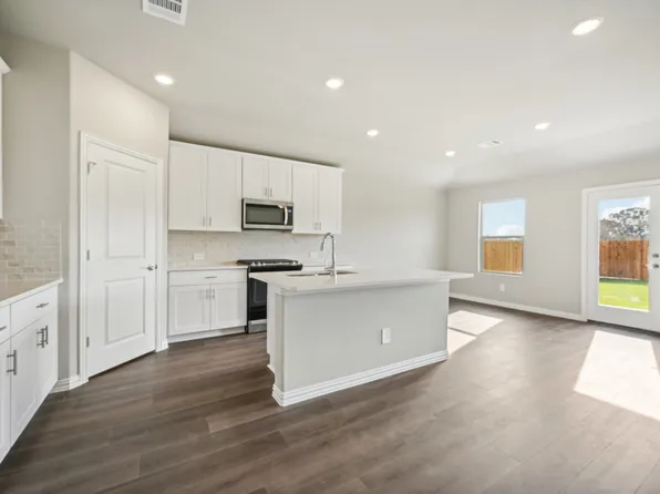 4005 Medina Dr, Farmersville, TX 75442