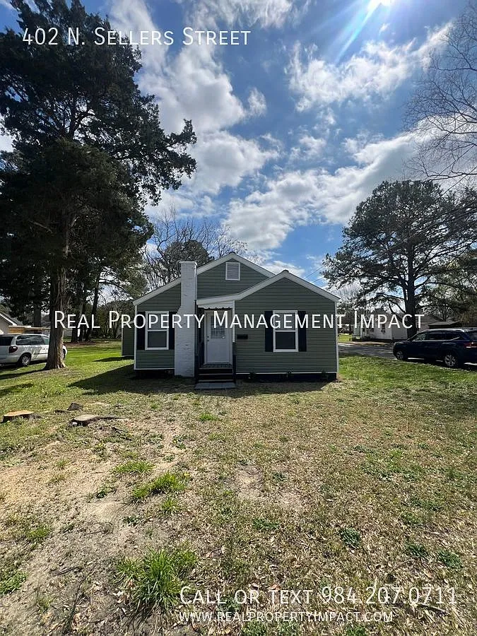 Renovated and Charming 2-Bed, 1-Bath Bungalow Walkable to Downtown Selma — Photo 4