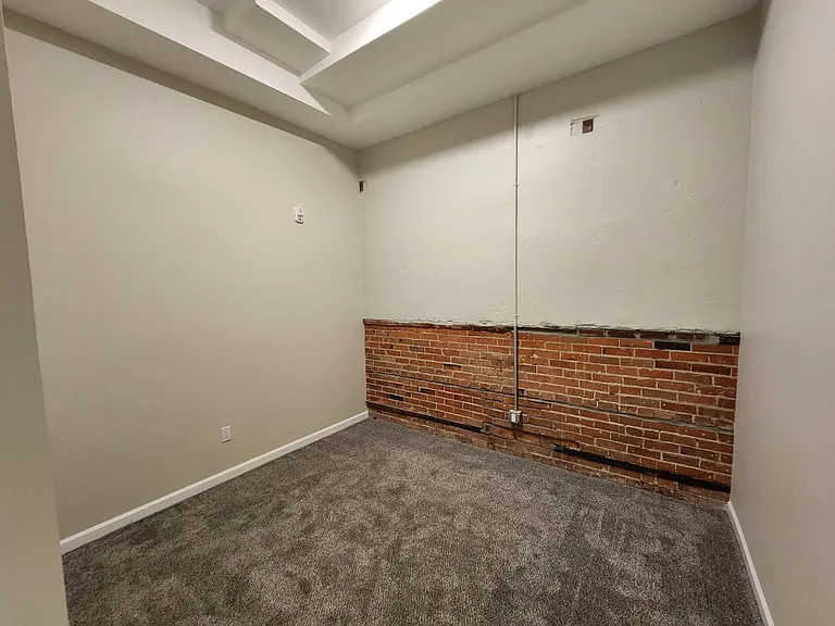 910 Broad St — Photo 9