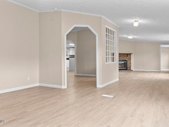 4th image of 835 Mountain View Rd