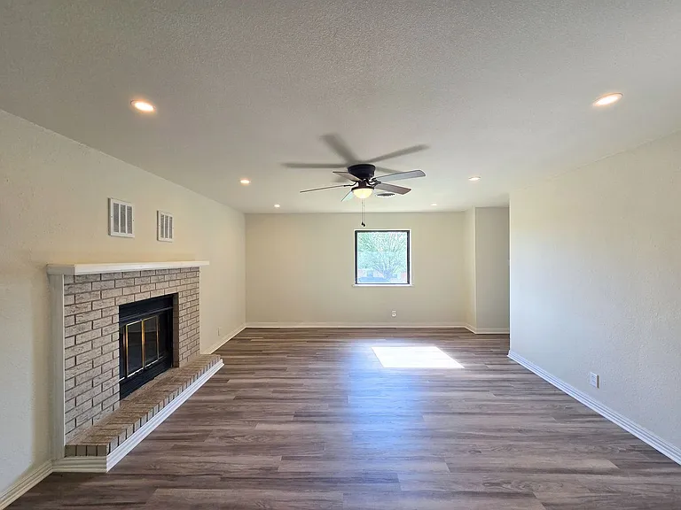 217 Ross Ave — Photo 17