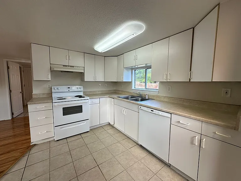 809 Willard Ave — Photo 5
