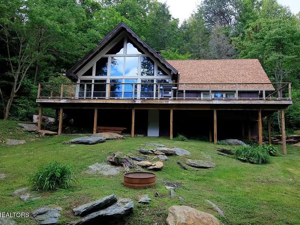 1st image of 823 E Foothills Dr