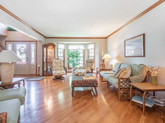 5th image of 1540 Crowfoot Cir S