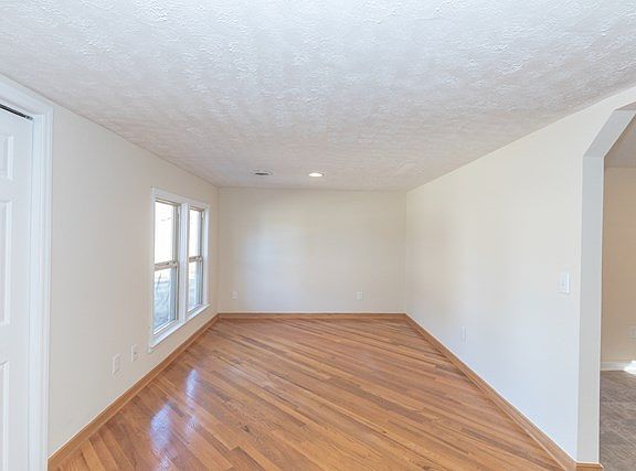 5th image of 224 Columbine Ln