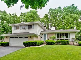 12 S Woodridge Ln, Arlington Heights, IL 60004
