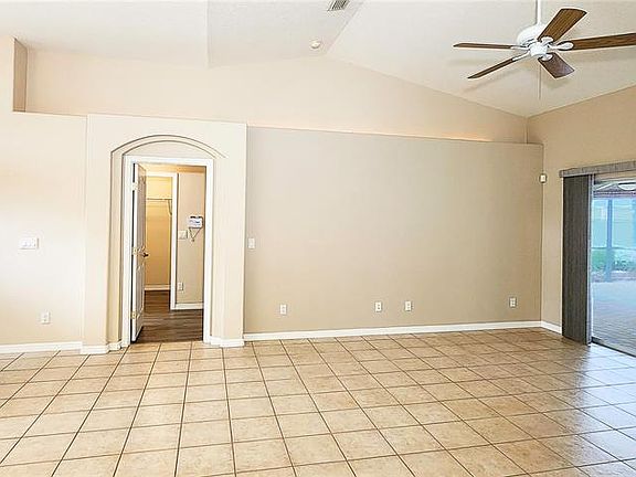 4th image of 20 Firethorn Ln