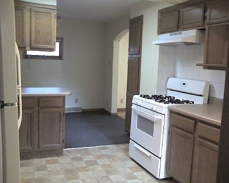 3rd image of 434 Baker St W #1