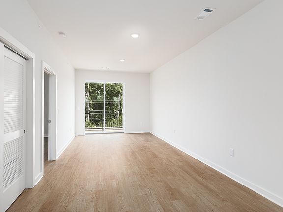 4th image of 600 E Trinity Ln #206