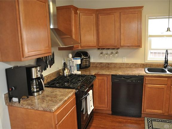 5th image of 110 W Plum St