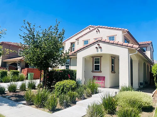 1085 Modena St Photo 1