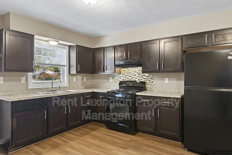 4 bed, 1.0 bath, 1361 sqft, $1,700 — Photo 3