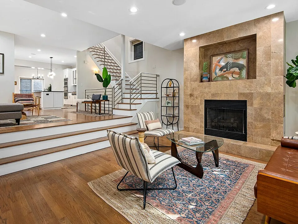 2218 W Medill Ave