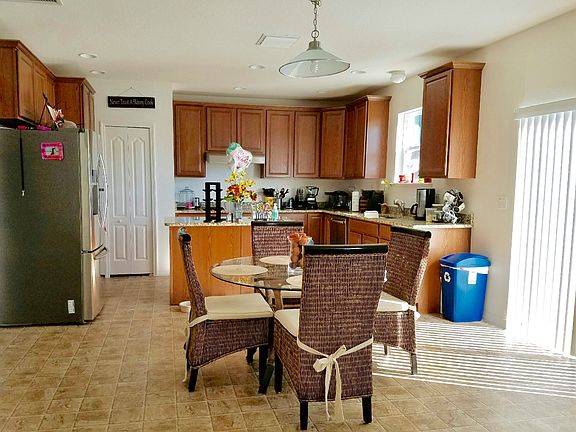 5th image of 121 James Cir