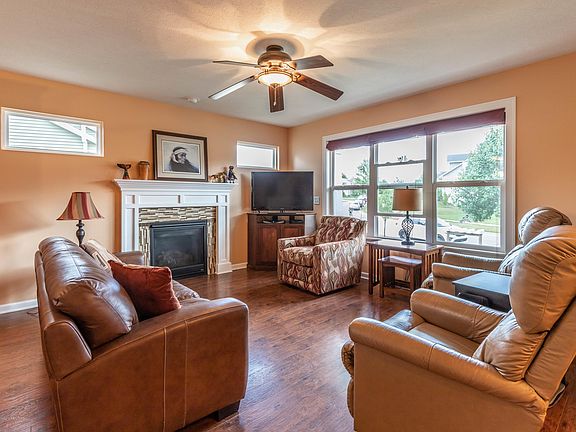 5th image of 1075 Oakwood Dr