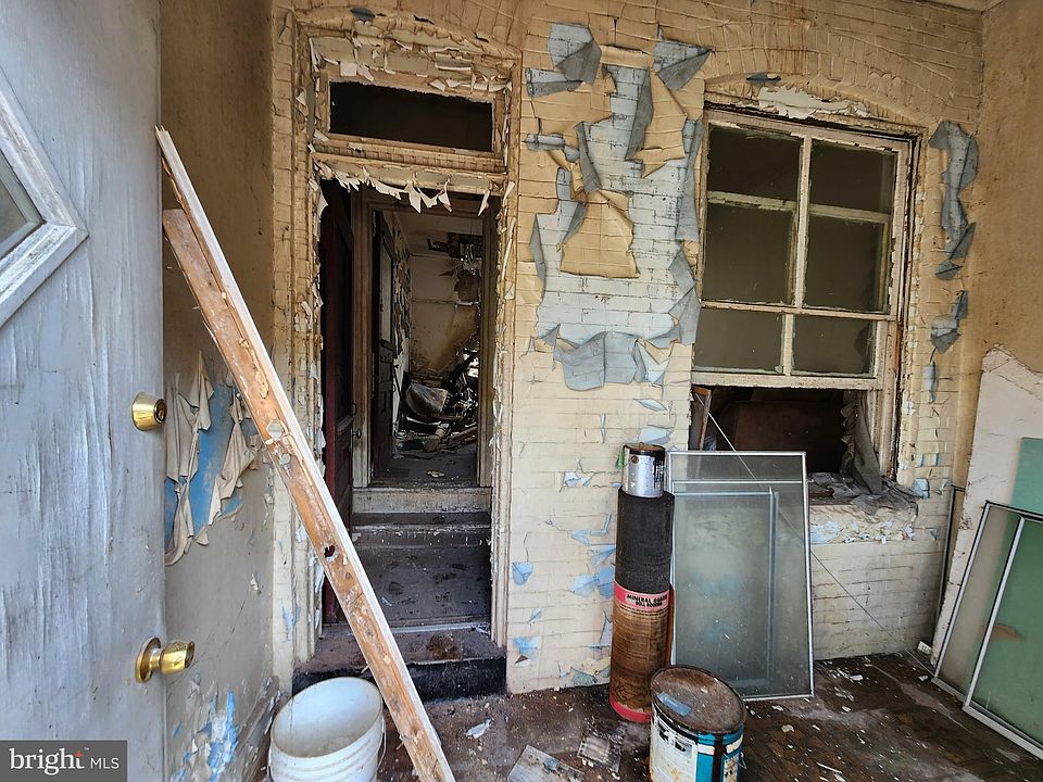 2nd image of 735 E 23rd St