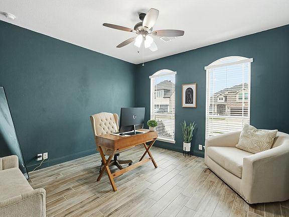 3rd image of 924 Timber Ridge Dr